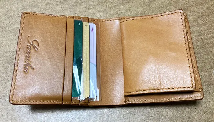 クリアパック付きカードを入れた財布