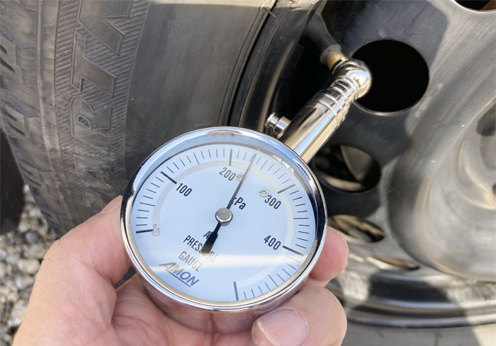 タイヤの空気圧を測定